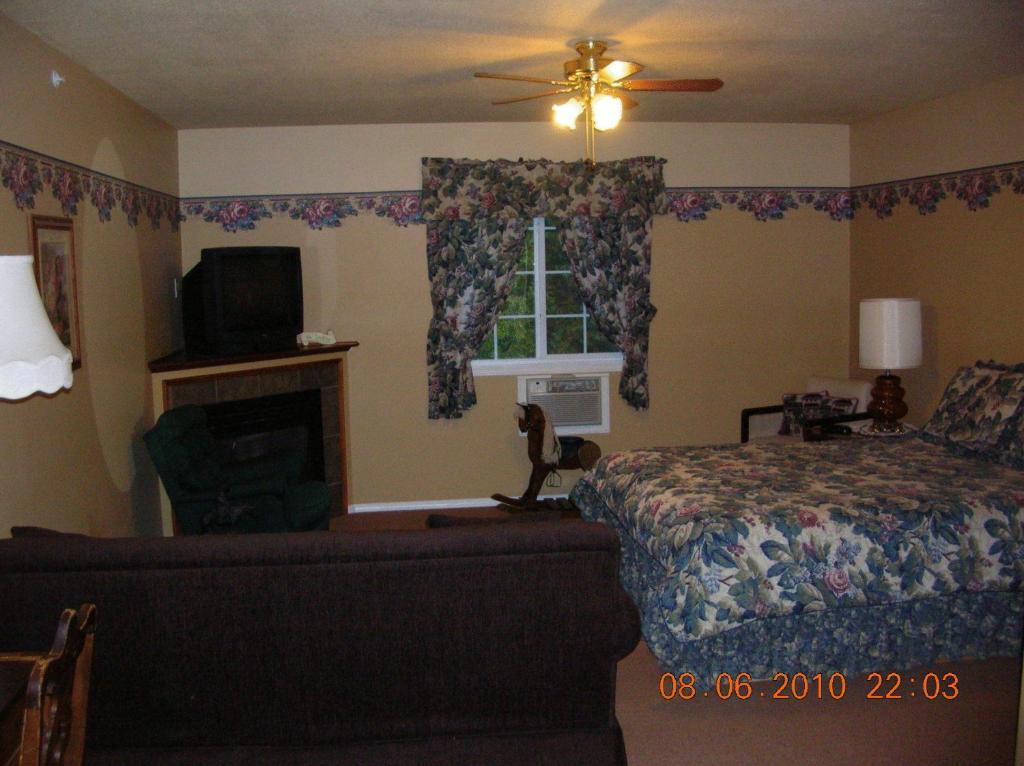 Mccracken Country Inn Hinton Room photo